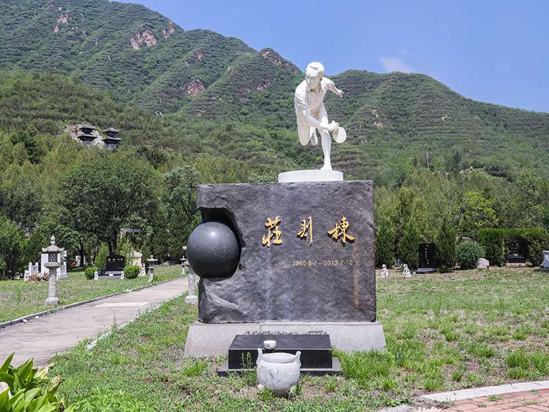 凤凰山陵园在哪里（陵园交通便利吗)