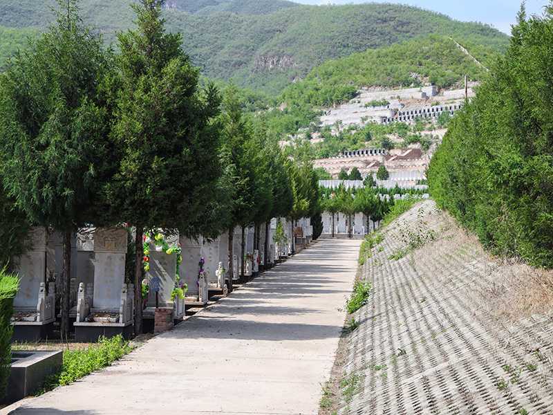 北京炎黄陵园电话是多少（陵园怎么样呢）